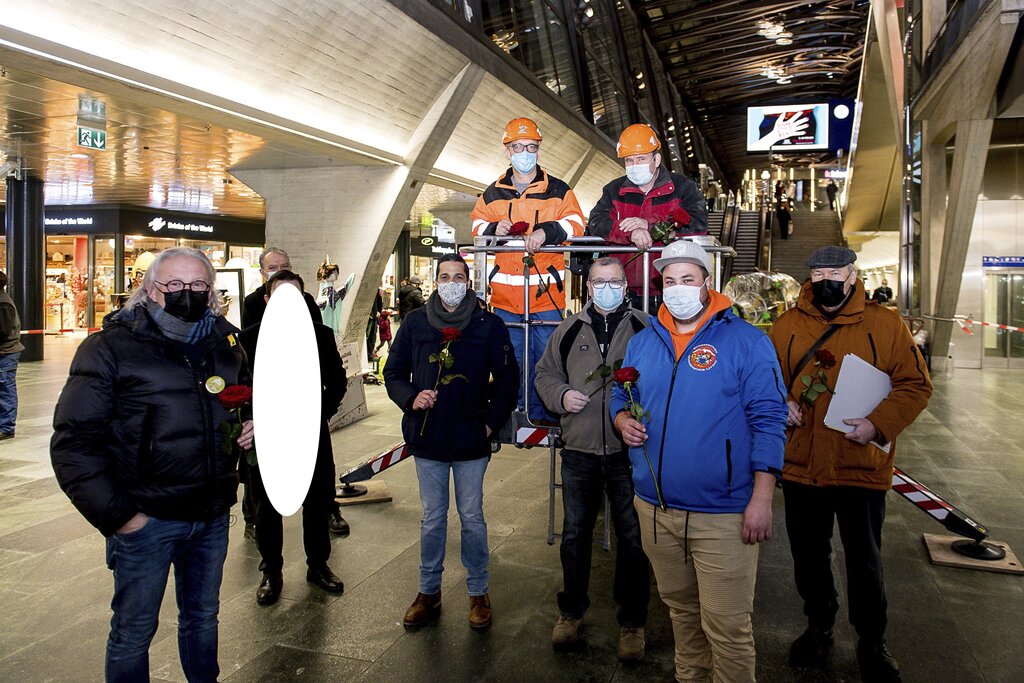 Jedes Sujet muss über die Treppe ins Untergeschoss getragen werden. Bei den Musegg-Geischter Lozärn taten dies Andy Bayer, Andy Zwyssig, Marco von Burg und Philipp Christ (v. l.).
