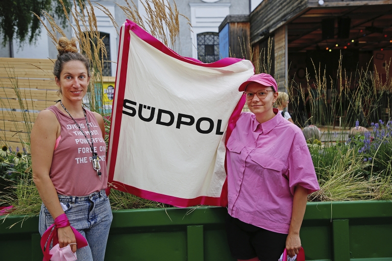 Vanessa Gerotto und Magdalena Drozd (v. l.) vom Südpol haben sogar ihre eigene Flagge. 
