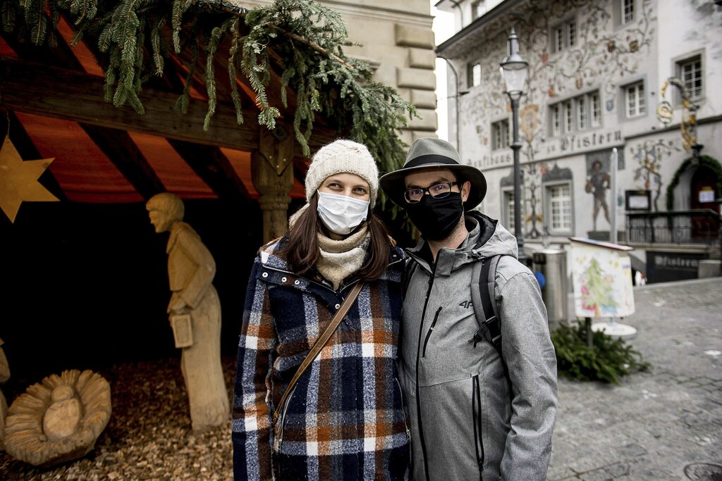 Natalia und Gorny Bartlomiej vor der grossen Krippe auf dem Kornmarkt. Ihr Wunsch ist es, dass die Leute mehr Geduld haben und viel Liebe in die Welt zurückkehrt.