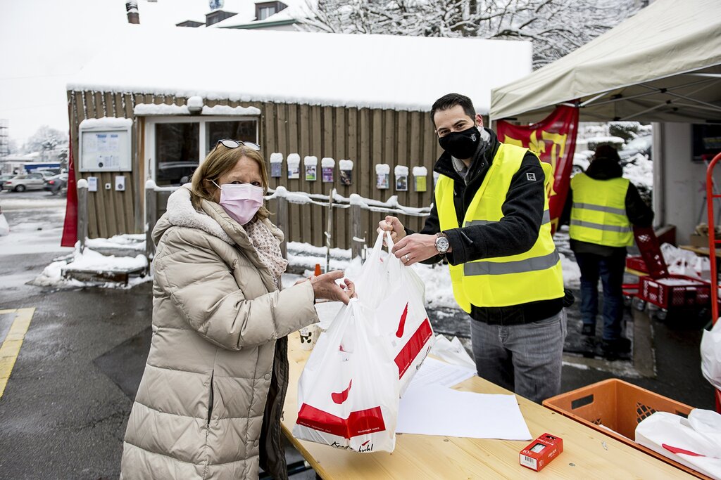 Vreni Stalder hat zu Hause einen langen Tisch in den Zunftfarben Rot und Gelb mit Rosen geschmückt. Elias Wagner übergibt ihr die bestellte Pastete.