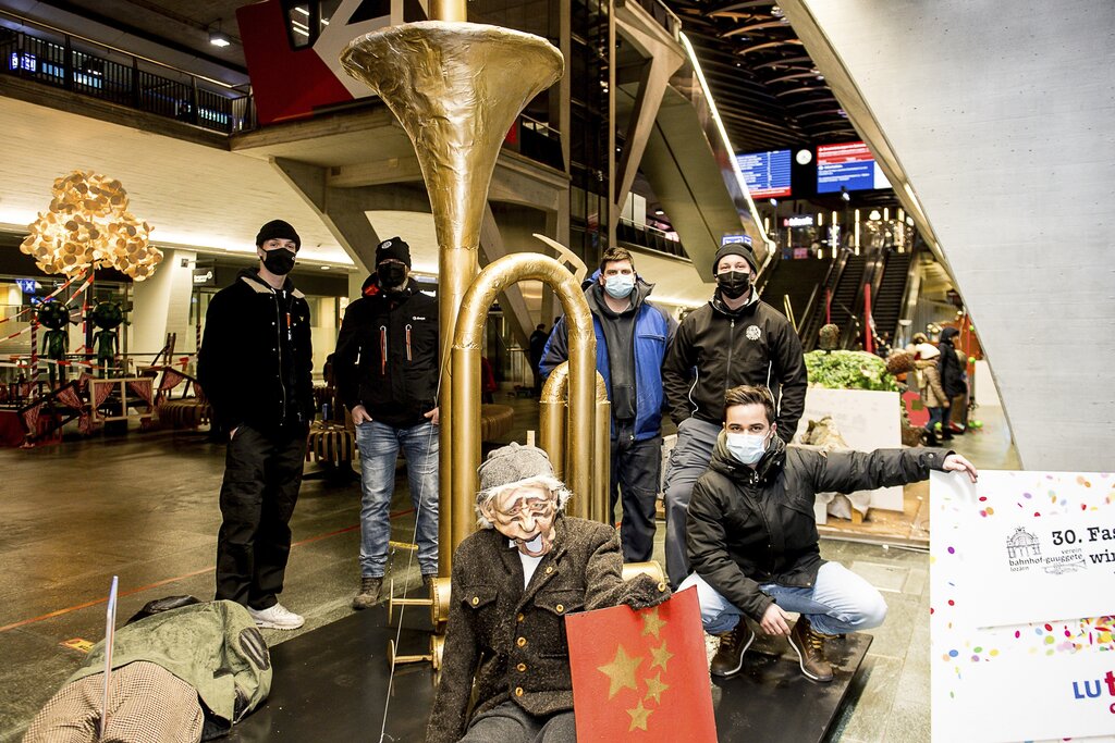 Der Vorstand Bahnhof-Guuggete Lozärn (v. l.): Werner Rast, Christian Landis, Werner Luternauer, Jan Lichtsteiner und Ruedi Lanz. Hebebühne: Markus Haag (l.) und Marcel Manetsch.
