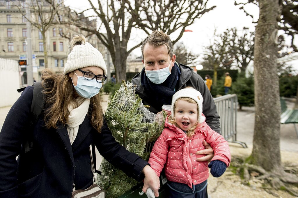 Nach dem Mittagsschwumm im 8 Grad kalten See und mit etwas feuchten Haaren tragen Roger und Daisy zusammen mit Tochter Vacher Calanthe ihren Tannenbaum nach Hause.
