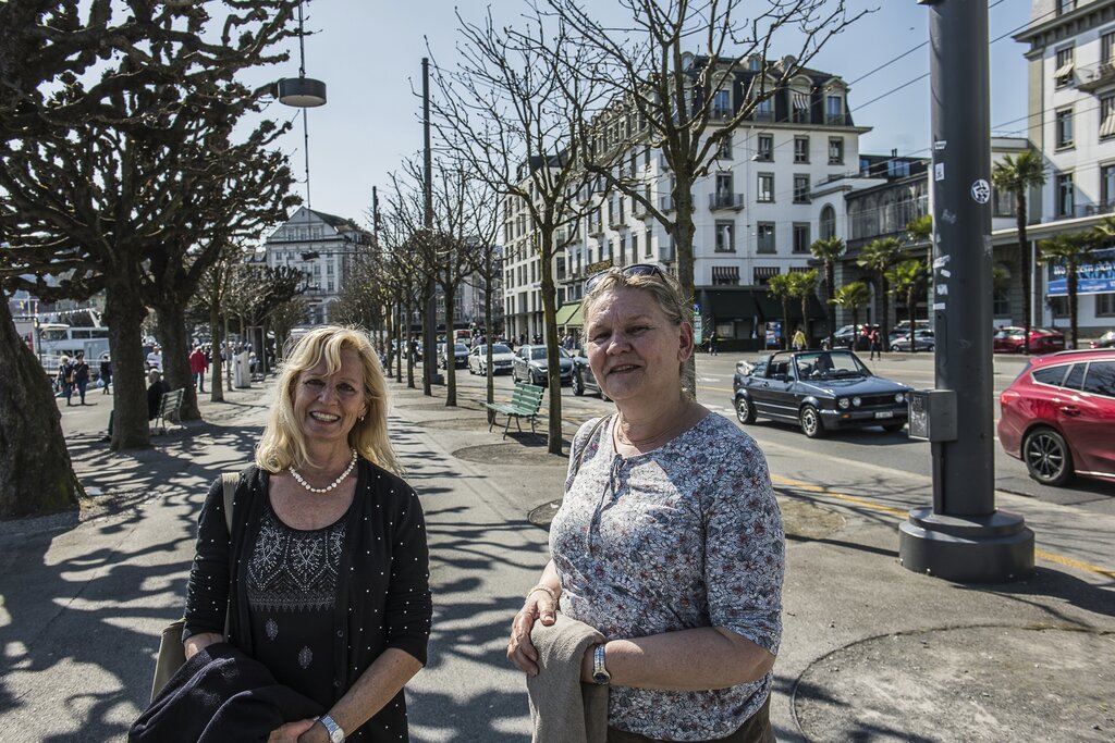 Michaela Zumstein (l.) und Ursula Wagner lachten darüber, dass das Böögg-Verbrennen von der Schöllenen nach Brunnen verschoben werden soll.