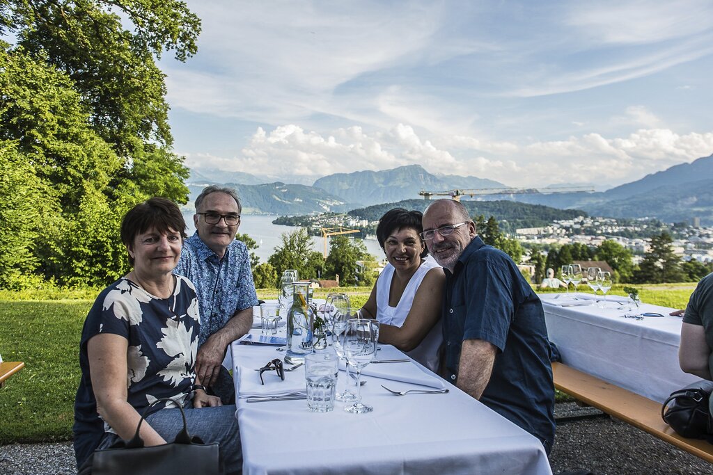 Patrik Rust, Geschäftsführer EWL, Claudia Kienzler, Botschafterin der Location (v. l.) EWL-Dachterrasse und Mike Steimann, Stiftung «Luzern hilft».
