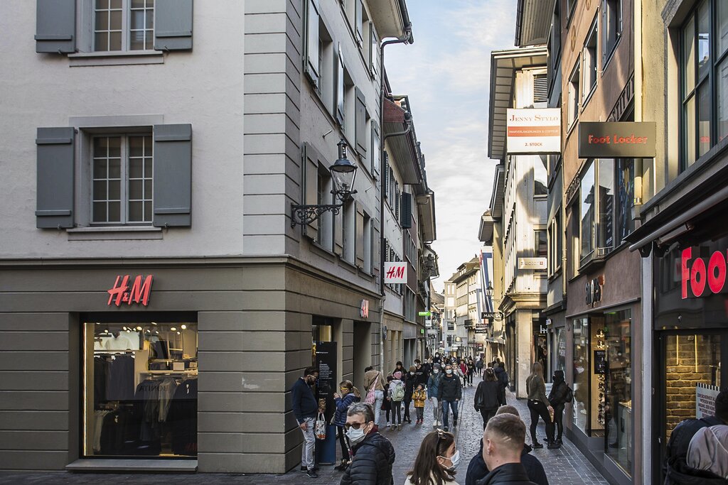 Am Samstag hatte es doch deutlich weniger Leute in der Innenstadt. Viele haben aber eine Maske getragen.
