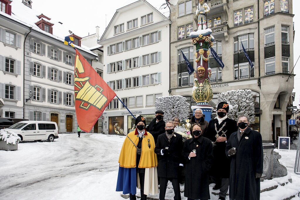 Auch eine kleine Zunftmeisterabholung 2021 auf dem Kapellplatz wurde initiiert (von links): Zunftmeister 1986 und Zunftweibel-Stv. Ivo Durrer, Zunftritter Daniel Bucheli, Zunftmeister 2004 Beat Lötscher, Fritschimutter 1986 Iris Spaeti, Zunftritter Edi Jung, Zunftmeister 1986 Eduard Spaeti, Zunftmeister 2021 Daniel Medici und Zunftmeister 1997 Hansruedi Korber.
