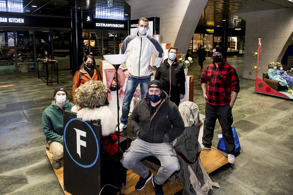 Von den Födlitätschern Lozärn transportierten Ramon Wicki, Nicole Loretini, Roli Bitzi, Jassin Tschui, Raffi Fischler, Janik Bayer und Daniel Krummenacher (v. l.) ihr Sujet in den Bahnhof.
