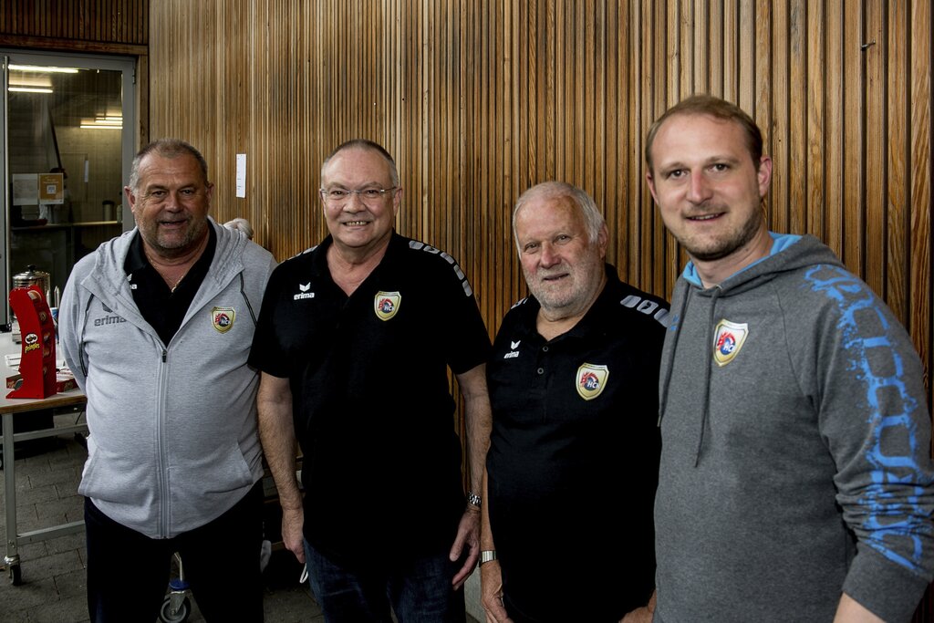 Im Hintergrund tätig für den HCK waren Marcel Käch, Fahrer, Christian Ryf, Medical Team, Seppi Bachmann und Silvan Käch (von links).
