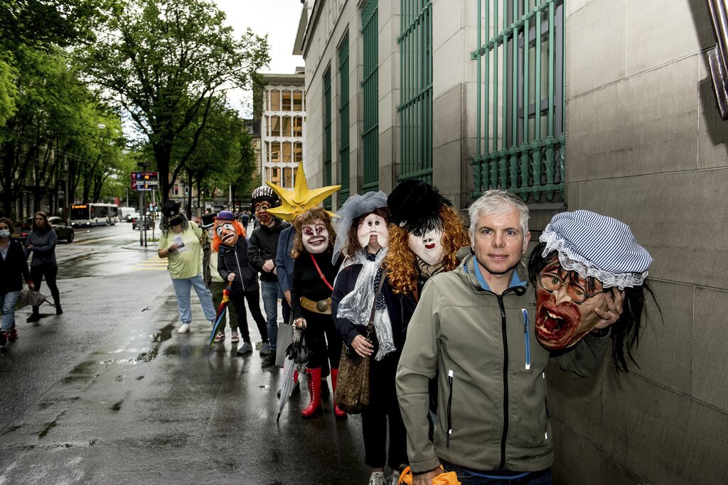 Die lange Besucherschlange vor dem Rosengart-Museum führte Andi Jurt vom Tambourenverein Gerliswil-Emmen an.
