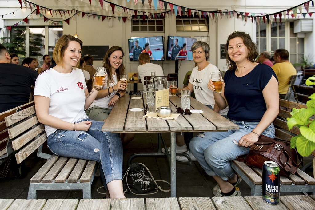 Von links: Melanie Schneider, Marta Paulo, Tabea Ruf und Jacqueline Fritsche hatten sich gefreut, im Restaurant Parterre zusammen Fussball zu schauen.
