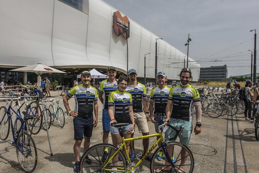 Ein Teil des Helferinnen- und Helferteams der Velobörse: (v. l.) Wisu Lingg, Günter Breschan, Chiara Bachmann, Martin Kammermann, Daniel Bachmann und Simon Vonmoos.
