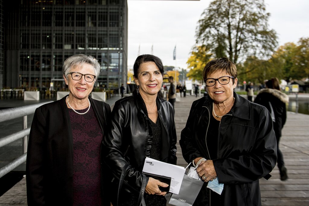 Die drei Schwestern Rosmarie Isaak, Cornelia Zihlmann und Bernadette Flühmann (v. l.) kennen die Solistin Madelaine Wibom.
