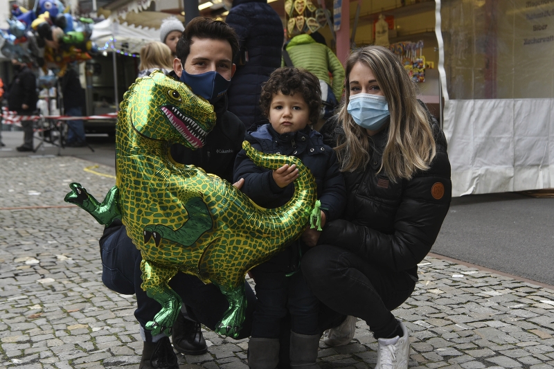 Bruno Videira mit Nicole und Luis Scherrer (von links) finden die Maskenpflicht im Freien überflüssig, haben sich aber trotzdem für die «Minichilbi» entschieden.