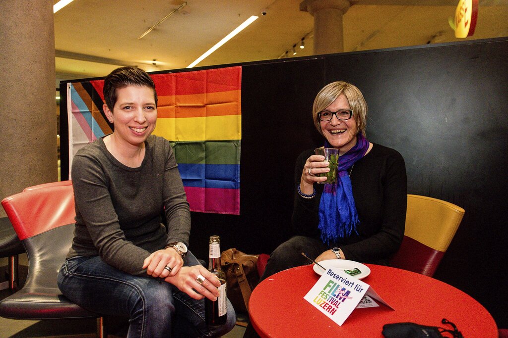 Esther Helfenstein (links) und Susanne Wolf freuen sich, dass man viele Leute an der Pink Bar trifft.