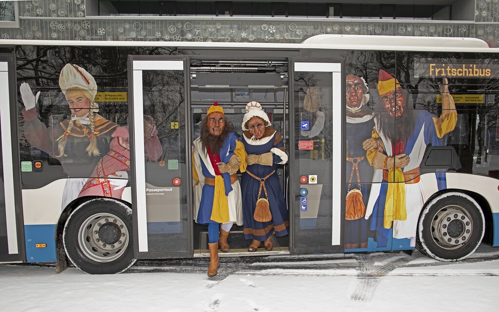 Zum ersten Mal bestiegen sie am Schmutzigen Donnerstag nicht ihre Kutsche, sondern einen VBL-Bus mit ihren aufgeklebten Porträts. Das älteste Luzerner Ehepaar, Bruder Fritschi und seine Fritschene, verliebt wie am ersten Tag, vor Jahrhunderten. Bilder: Andréas Härry
