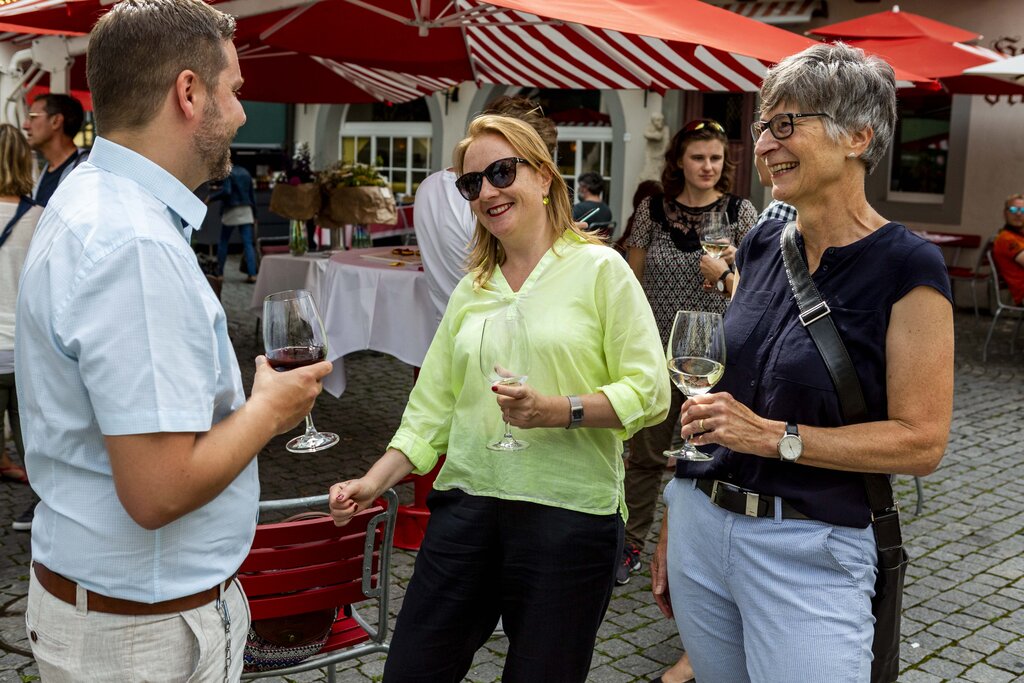 Das Resultat ist für sie ein Zeichen, dass es Manuela Jost gut macht: Michael Küchler, Vorstandsmitglied, Claudia Huser, Fraktionsvorsitzende kant. GLP, und Maggie Pfister, Parteivorstand (v. l.).
