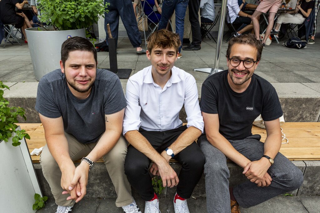 Für Jan Graf, Micha Amstad von der SP Luzern und David Roth, kantonaler Parteipräsident, lautete das Motto trotz Niederlage: Wer nichts wagt, gewinnt nichts (v. l.).
