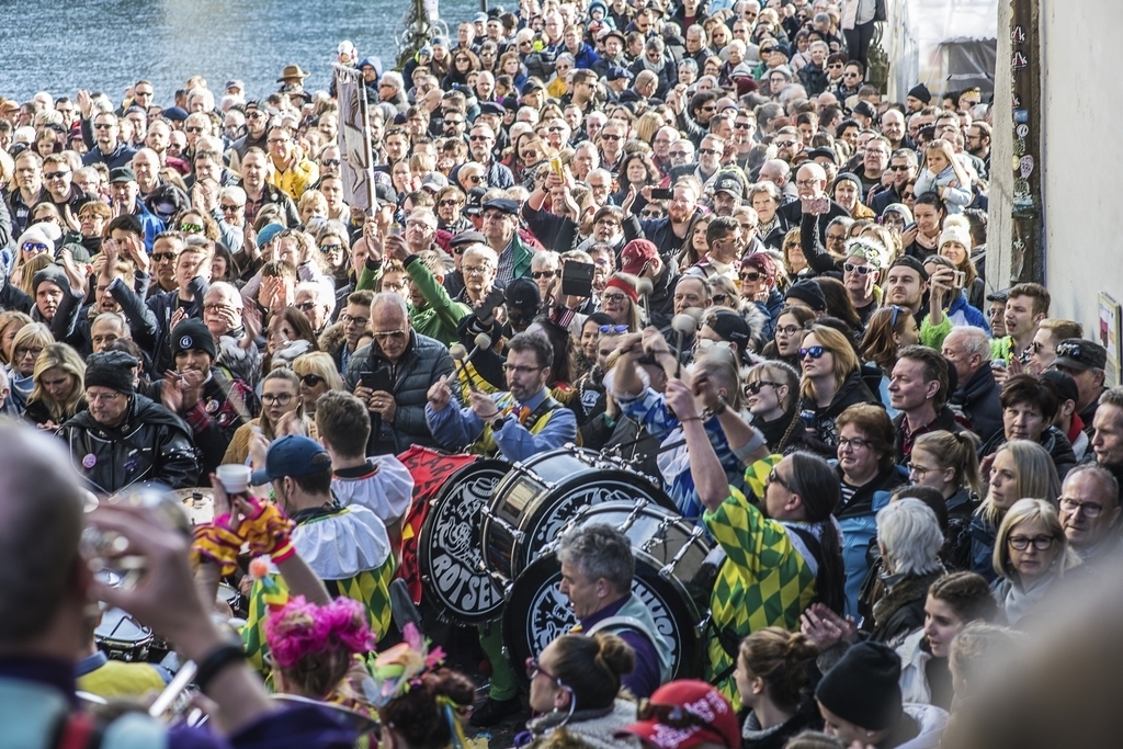 Bis zum Redaktionsschluss haben sich der Kanton und die Stadt noch nicht konkret dazu geäussert, ob nun auch grössere Menschenansammlungen wieder möglich sein werden.
