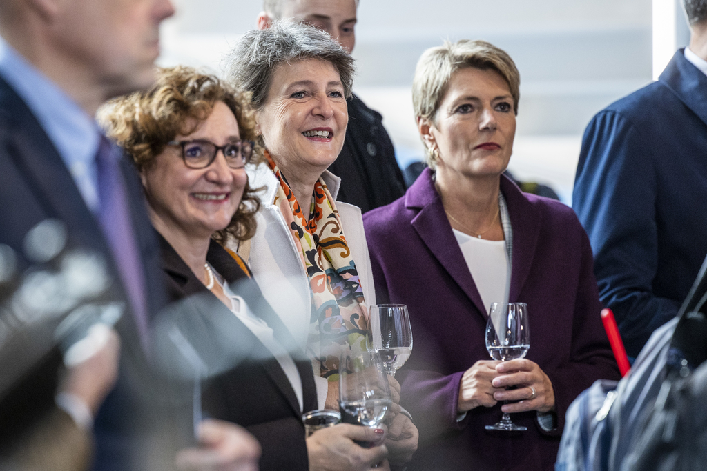 Simonetta Sommaruga (Bildmitte) und Karin Keller-Sutter (r.) während der Ansprachen. Bild: Patrick Hürlimann/LZ
