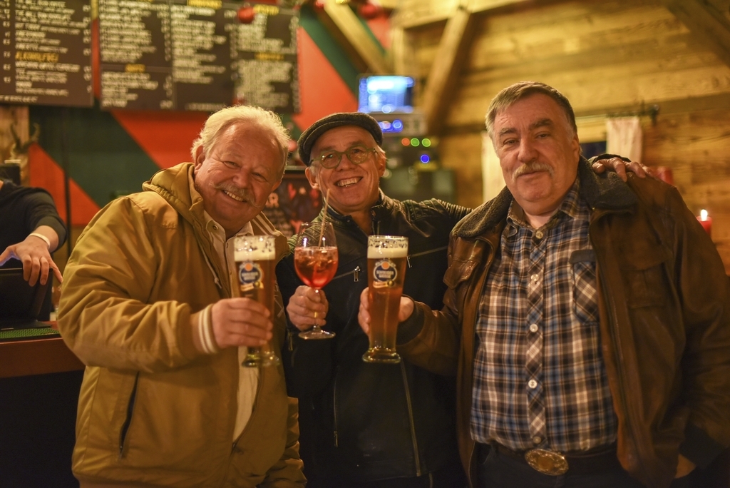 Von links: Erik Wolfschläger, Peach Troxler und Kurt Roos fanden die Stimmung toll und die Durchmischung von Jung und Alt super.
