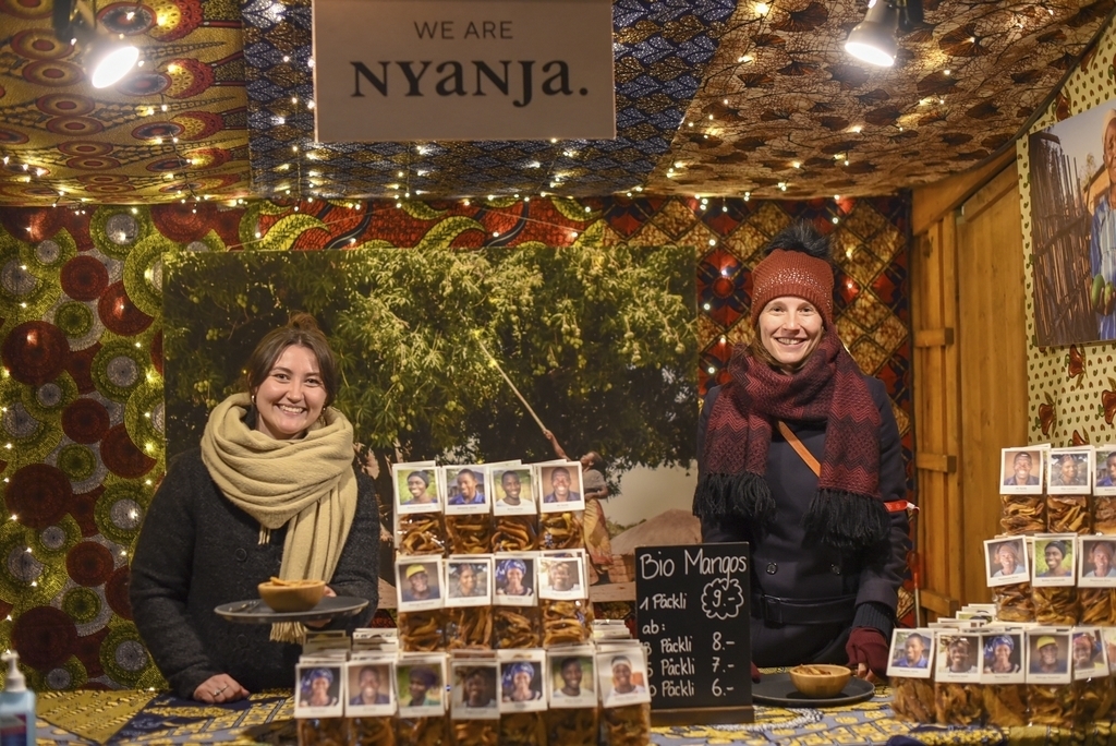 Sarina Wellauer (links) und Marlène Schenk sind vom Projekt «We Are Nyanja» und verkaufen an Rudolfs Weihnacht getrocknete Mangos aus Mosambik.
