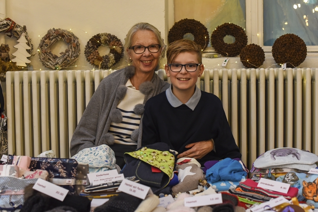 Doris Widmer verkauft schon seit Jahren selbst hergestellte praktische Alltagssachen an den Bruchweihnachten, dabei wird sie von Fabrizio Zemp tatkräftig unterstützt.