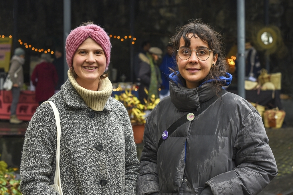 Hannah Wyss (links) und Lena Scagnet waren gespannt auf das Angebot des Weihnachtsmarkts.
