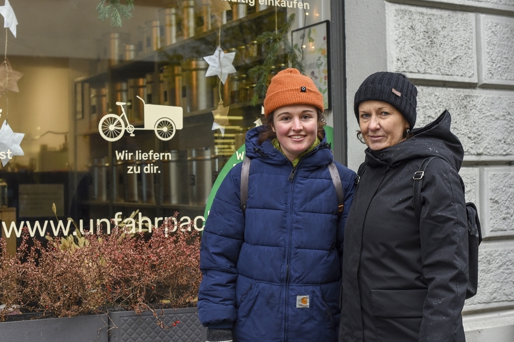 «Die Bruchweihnachten sind eine gute Möglichkeit, neue Läden im Bruchquartier zu entdecken», meinten Leonie (links) und Christine Hofer.
