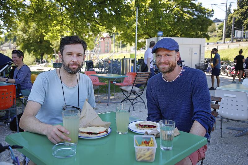 Fast schon Ferienstimmung herrscht auch bei Christian (links) und Matthias, die sich einige der Köstlichkeiten am «Nordpol» nicht entgehen lassen. 
