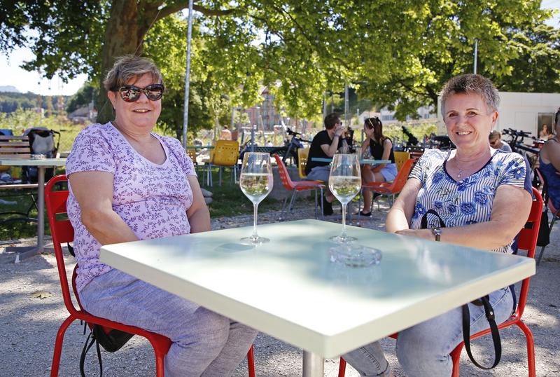 Claudia Roth (links) und Eva Bucher geniessen die Atmosphäre und die sommerliche Stimmung am «Nordpol». 
