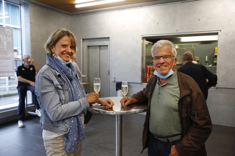 Brigitte und Erich Herzog stossen vor dem Match schon mal mit einem Glas Sekt an.
