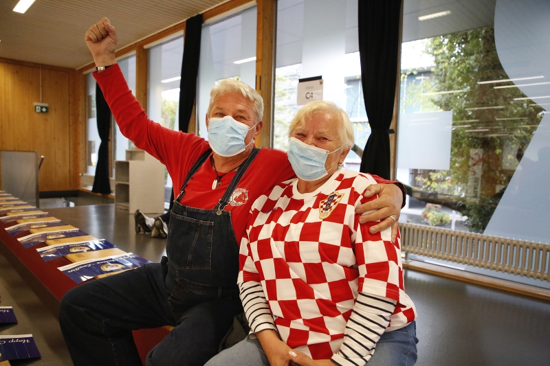 Goran und Darinka Mrakovčić, aus Kroatien verbinden den Besuch bei ihrer Tochter mit dem Europacupspiel in Kriens.
