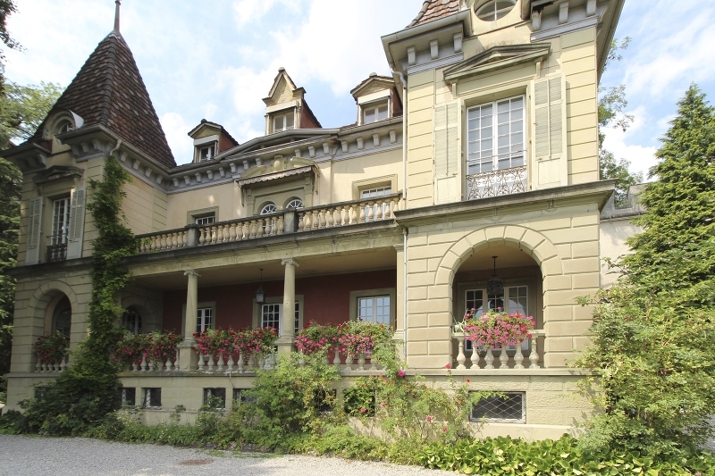 Hinter der gedeckten Terrasse im Erdgeschoss soll nach der Sanierung ein kleines Café entstehen. Im Ober- und im Dachgeschoss entstehen zwei 3½-Zimmer-Wohnungen. Bilder: PD
