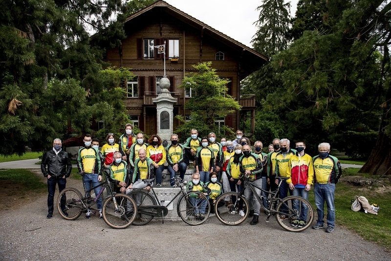 Der Veloclub Kriens feierte am Mittwoch sein 125-Jahr-Jubiläum. Ein Verein, der sowohl schöne wie harte Zeiten hinter sich hat. In den 1960er-Jahren bestand der Verein lediglich aus fünf Töfffahrern. Zur Feier geladen waren auch Einwohnerratspräsident Tomas Kobi (l.) und Stadtrat Roger Erni (blaues Hemd, hinterste Reihe). Bild: Bruno Gisi
