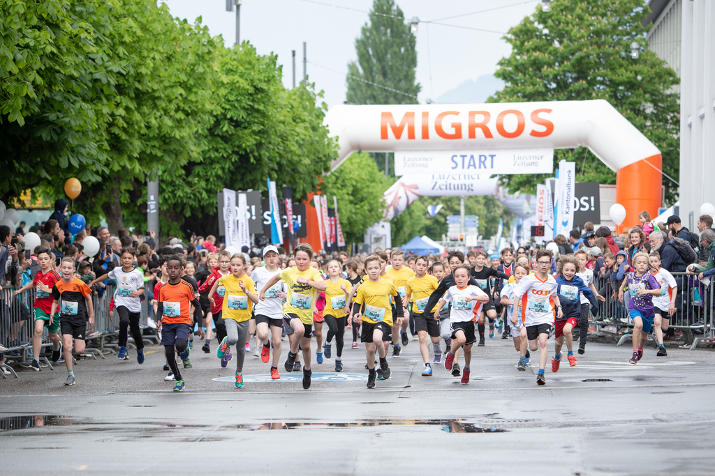 Auf los geht’s los! Von den jungen bis zu den älteren Läufer:innen genossen es alle, dass der Stadtlauf wieder in normalem Rahmen stattfinden konnte.
