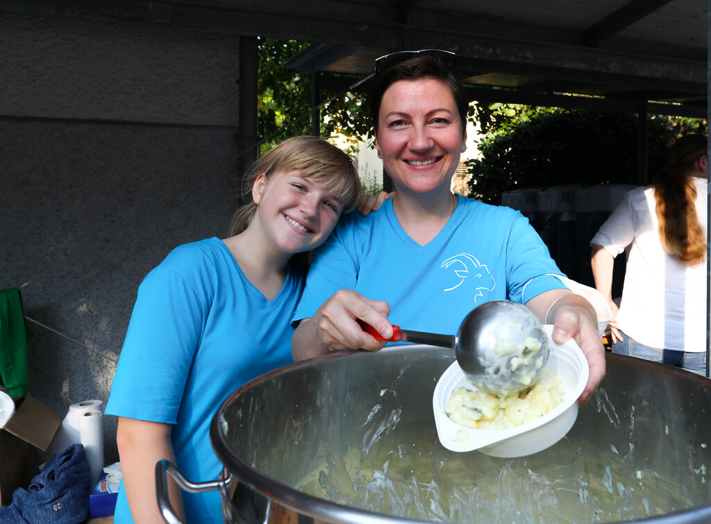 Chrampfer beim Härdöpfusalatschöpfen: OK-Mitglied Brigitte Straub mit Tochter Juno.
