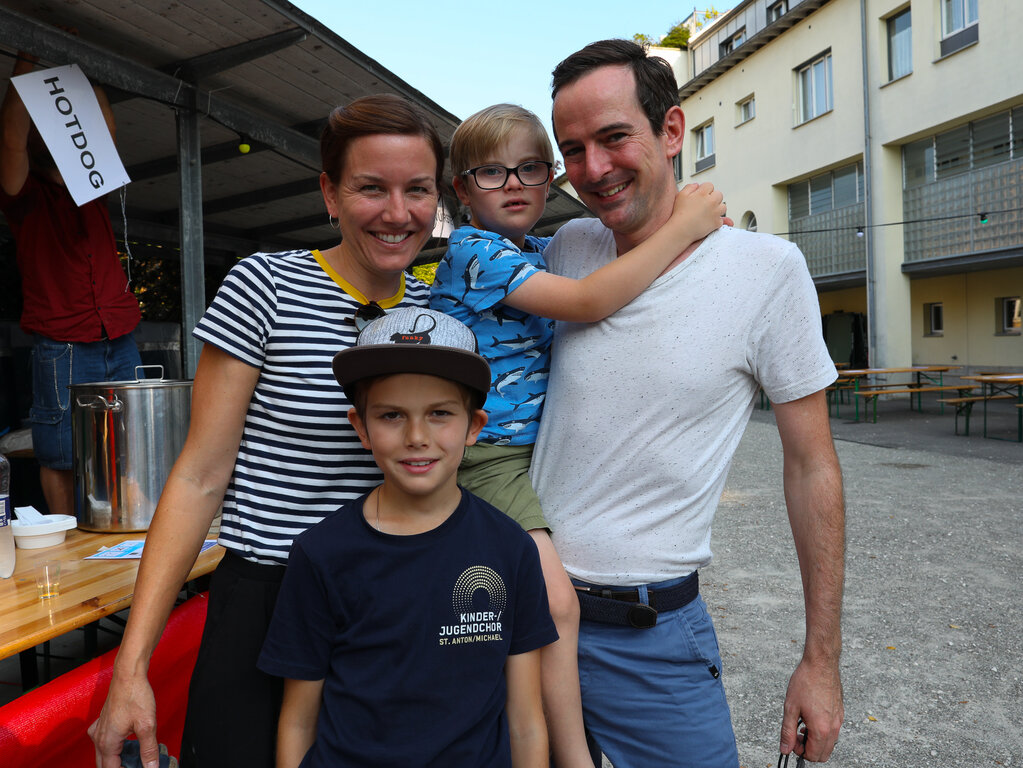 Seit sieben Jahren glücklich im Quartier wohnhaft: Karin und Reto Stalder mit Linus (vorne) und Niklas.
