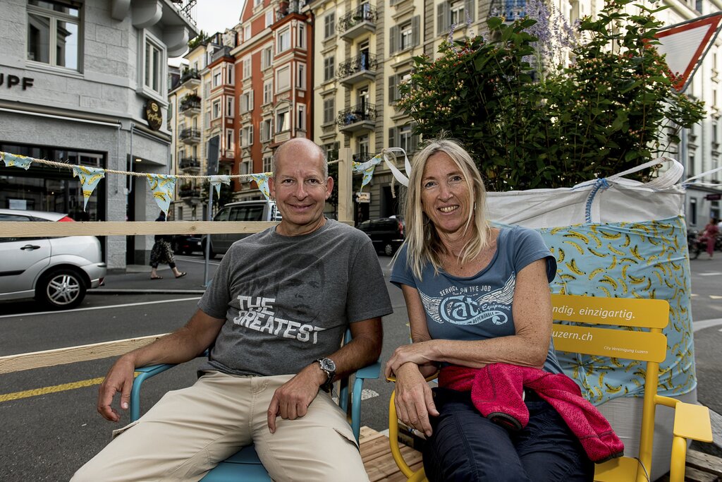 Daniel Moser und Beatrice Henzi finden es für Touristen, die Luzern besuchen, super, mal eine Pause im Pop-up-Park machen zu können.
