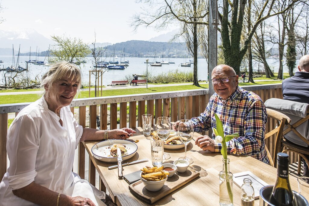 Da die Restaurantplätze in der Stadt gut besetzt sind, haben sich Danielle Bossard und Peter Waibel zum Essen im Seehaus Grill eingefunden.