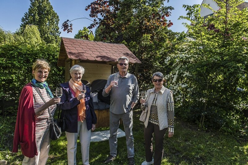 Der Pfarreigarten St. Paul sei ein schöner Ort, um Leute aus dem Quartier Obergrund kennen zu lernen. Mit Helena Bitzi, Paula Hodel und Hanspeter und Trudy Wiedmer (v. l. n. r.).