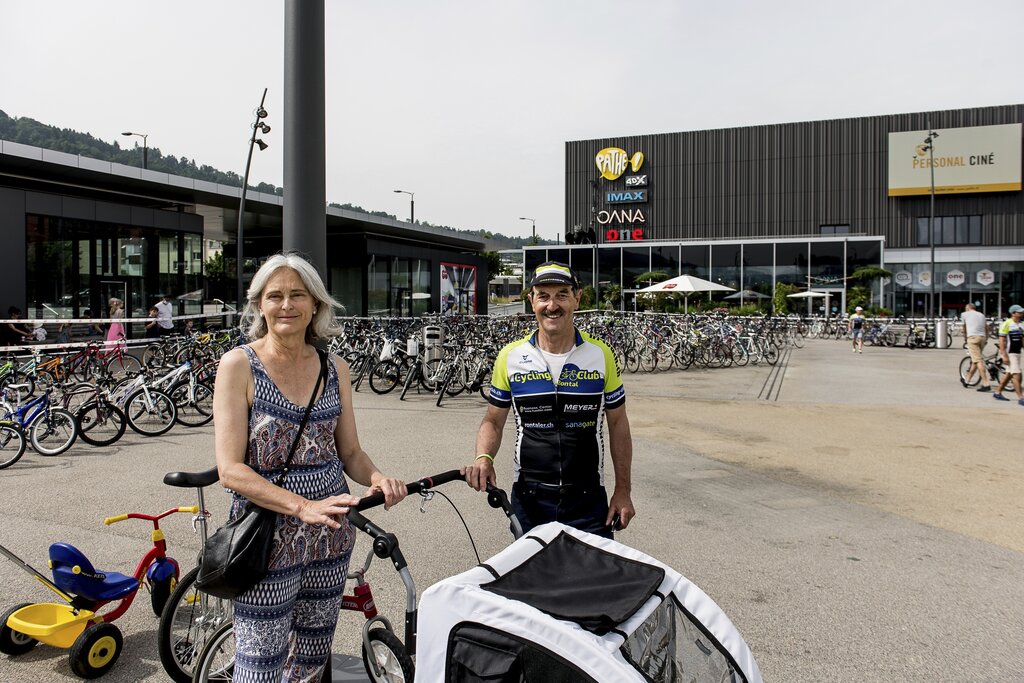 Beatrice Portmann brachte einen Hundeanhänger an die Velobörse. Der Hund laufe lieber selber, erzählte sie Wisu Lingg des Cycling Club Rontal.
