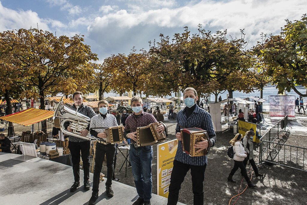 Musikalische Unterhaltung auf dem Kurplatz mit SQ Roteflue mit Daniel, Florian, Matthias und Ruedi Gerber (v. l.).
