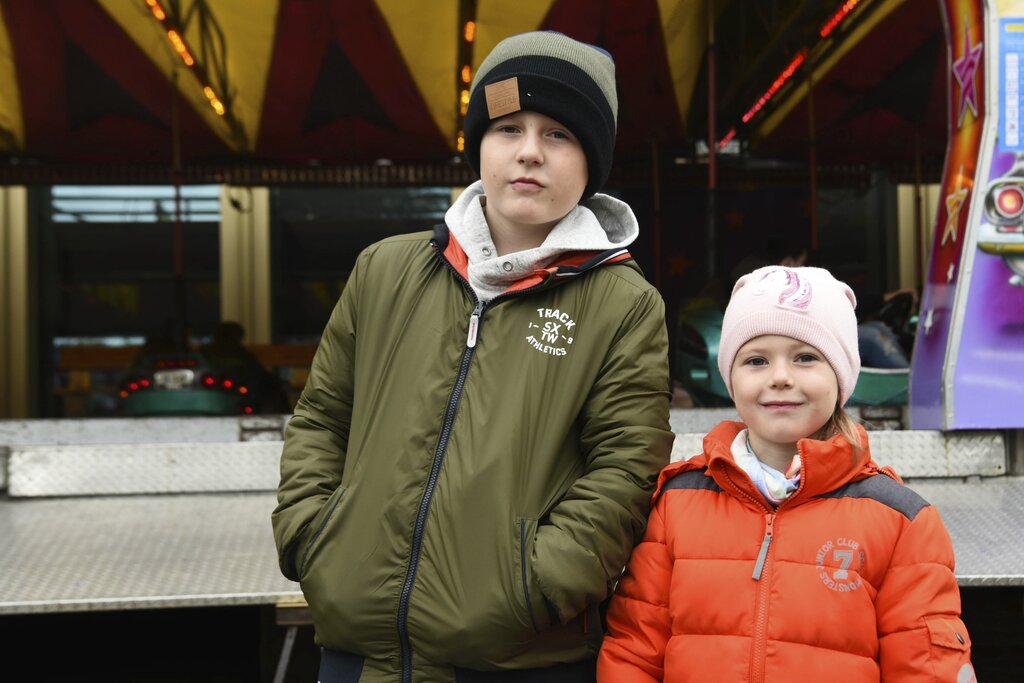 Elia und Livia Camenisch freuten sich darauf, alle Bahnen der «Minichilbi» zu testen.  
