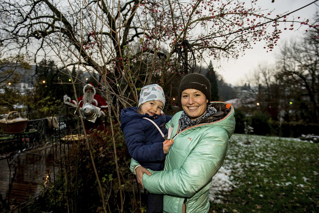 Miriam Ehrler hat in der Weihnachtsbeilage dieser Zeitung gelesen, dass der Samichlaus vorbeikomme. Sie ist mit Sina am Nachmittag in die Garden Villa gekommen.
