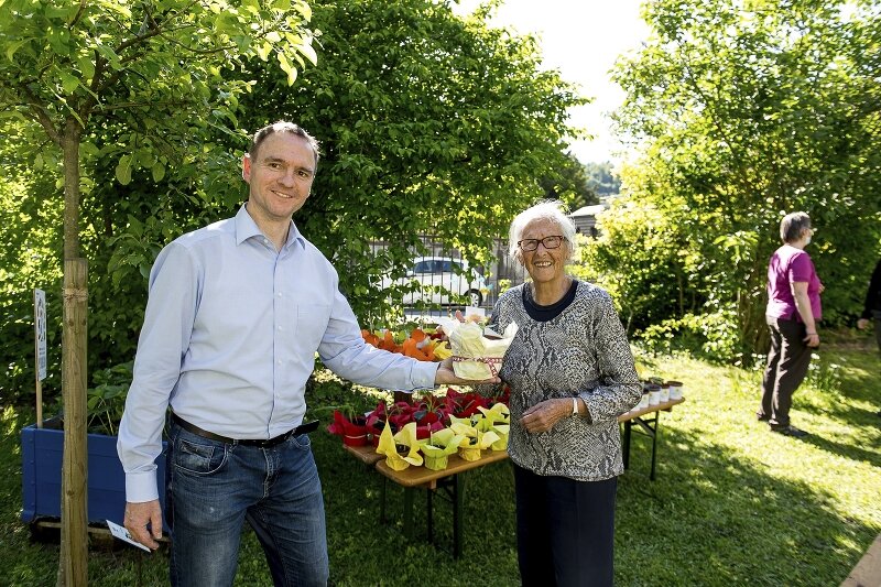 Von Stephan Kurpanik, Quartierarbeiter Pfarrei St. Paul, bekommt von Maria Ragonesi bei der Verabschiedung eine Pflanze, die das Pfarreiteam in den letzten Wochen angepflanzt hatte.
