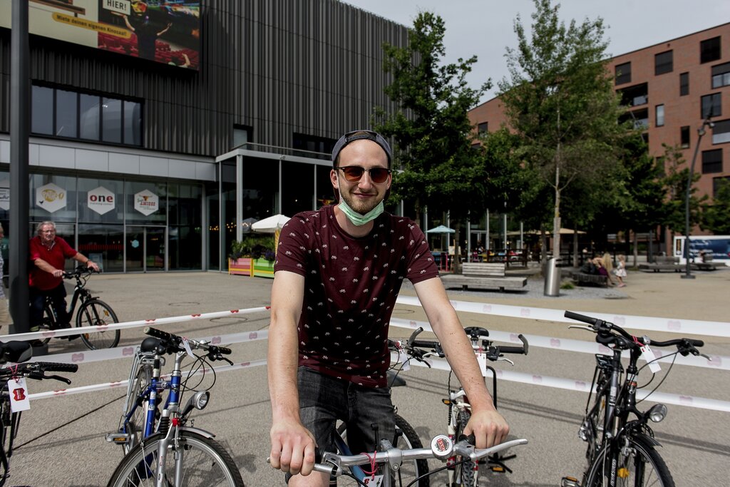 Gabriel Herger hat an der Velobörse soeben sein Ferienvelo gefunden. «Es passt mit dem 86er-VW-Bus stilmässig bestens zusammen», erklärte er.
