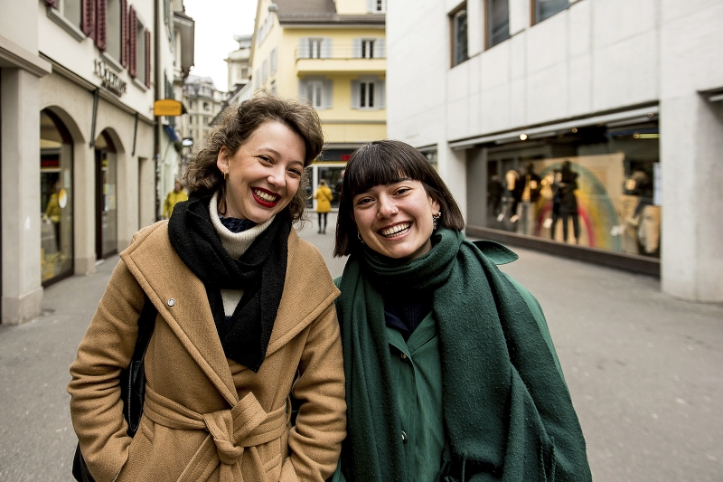 Für spezielle Produkte kauft Camille Ammann im Bio-Laden ein. Und Eleonora Bonorva ergänzt lächelnd, dass sie auch Bio-Schokolade und Bio-Wein gern hätten (von links).
