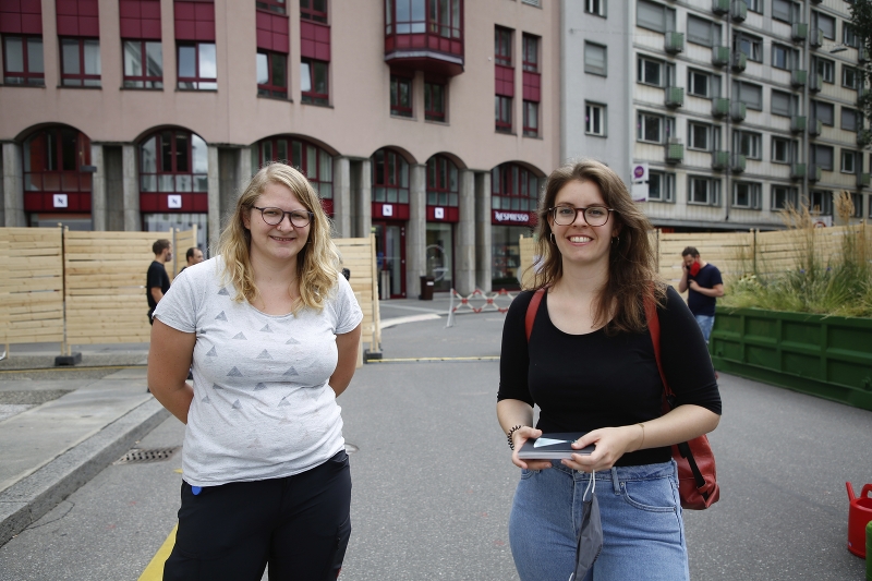 Eliane Kurmann, arbeitet im Luzerner Theater, mit Annick Bosson (v. l.) von der Voliere Luzern.
