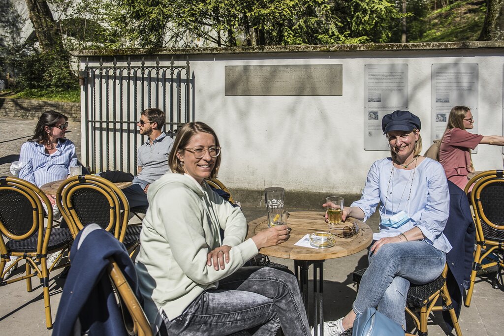 Spontan die physische Freundschaft pflegen Sibylle Gerber (l.) und Kathrine Arnet auf der Terrasse des «Alpineums».
