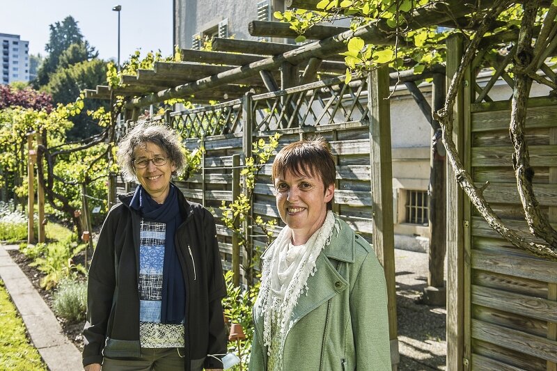 Elisabeth Rudolf (l.) ist erst gerade neu zugezogen. Am Tag der Nachbarschaft lässt sie sich von Rita Dittli den offenen Pfarreigarten St. Paul zeigen.
